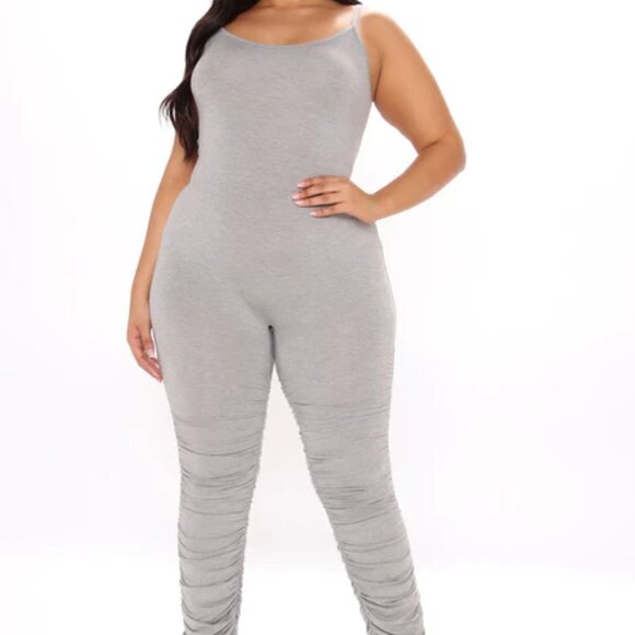 Jumpsuit Zipper Leg Detail Spaghetti Strap Scoop Neck Ruched Legging
New - Picture 2 of 5